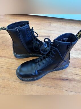 Dr. Martens Black Leather Classic Zavala Combat Boot W’s 6 / M’s 5